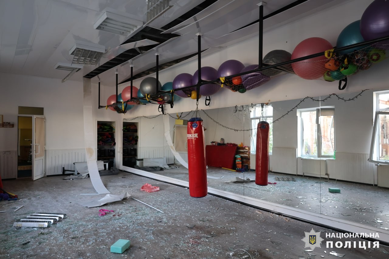 Поранено восьмеро дітей та чоловік: поліція документує наслідки обстрілу міста Дергачі