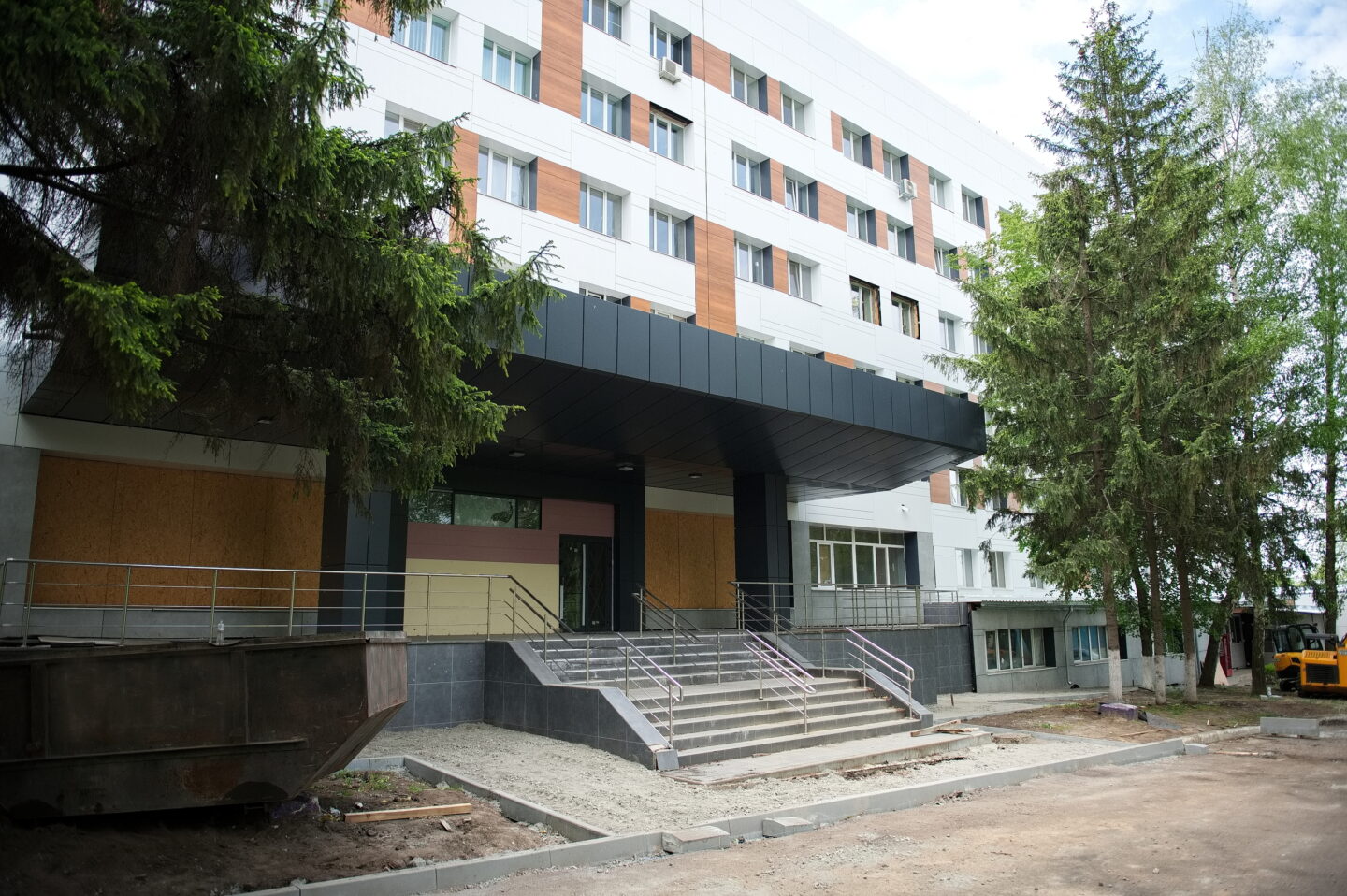 Пошкоджену від обстрілів Обласну дитячу лікарню відновлять до кінця літа