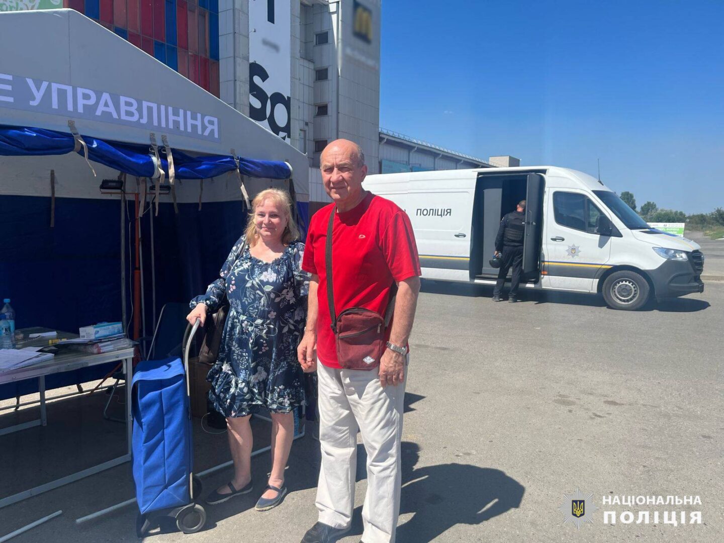 До штабу поліції звернулось подружжя, яке дивом вижило під час удару по гіпермаркету Харкова