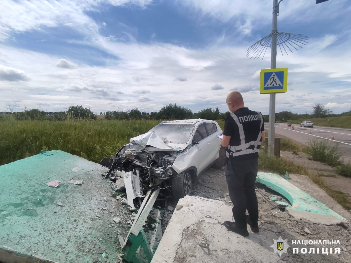 На Харківщині водій автівки не впорався з керуванням та в'їхав в зупинку громадського транспорту