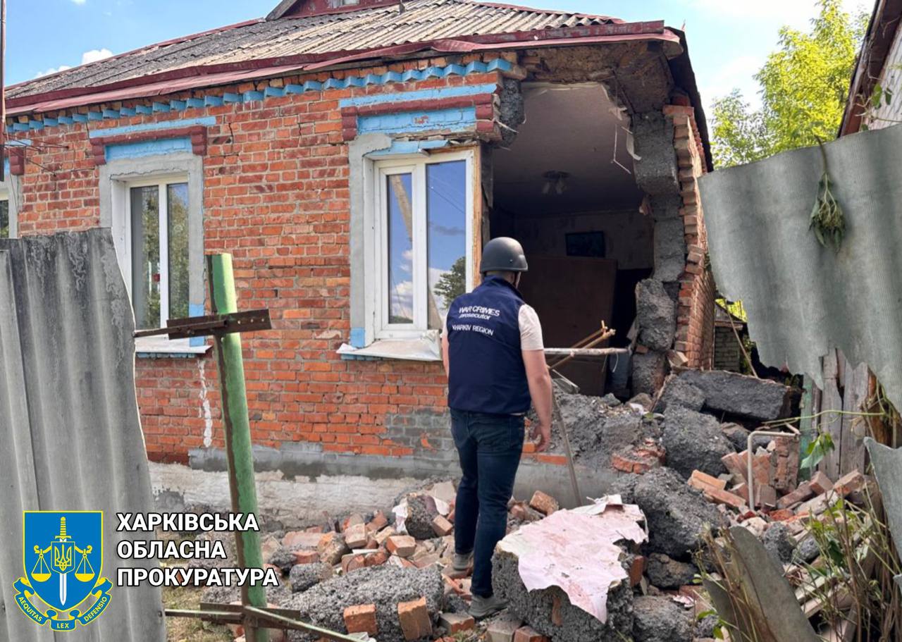 Внаслідок ворожого обстрілу села на Харківщині постраждали дві людини
