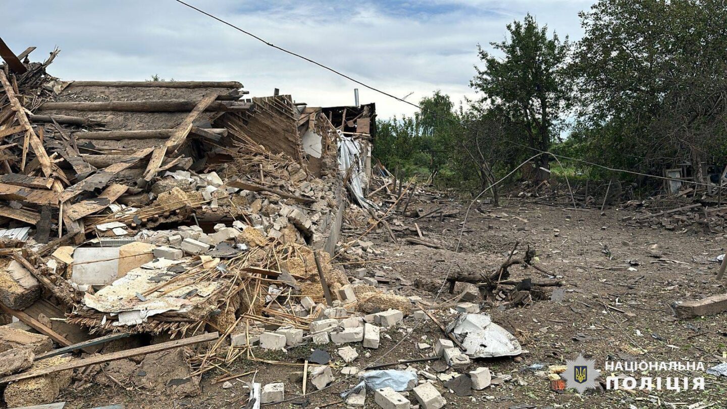 Через ворожі обстріли постраждали чотири людини: слідчі задокументували наслідки воєнних злочинів на Харківщині