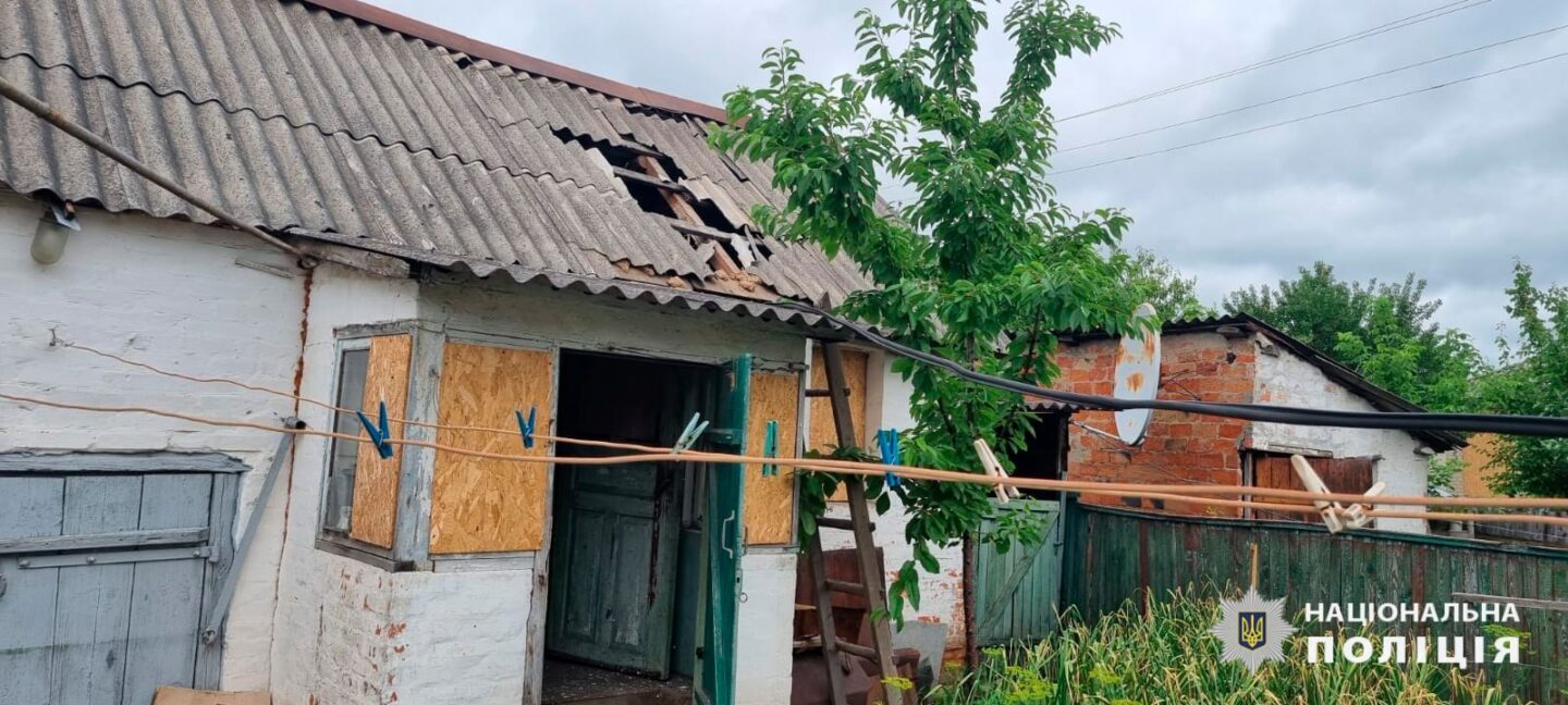 В результаті ворожих обстрілів постраждали п’ятеро людей: слідчі задокументували наслідки воєнних злочинів на Харківщині