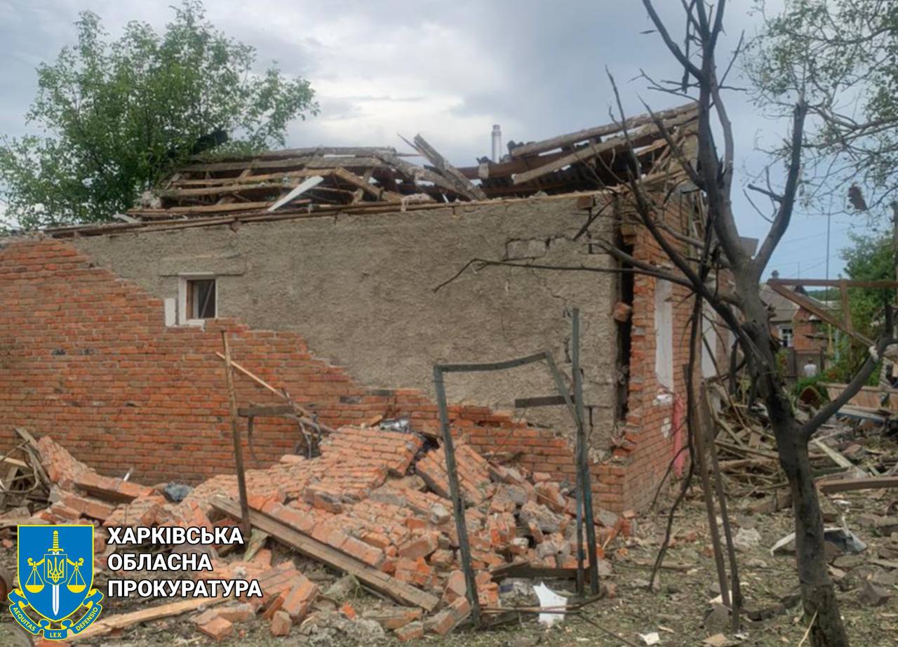 Внаслідок ворожого авіаудару по селищу на Харківщині постраждали троє людей