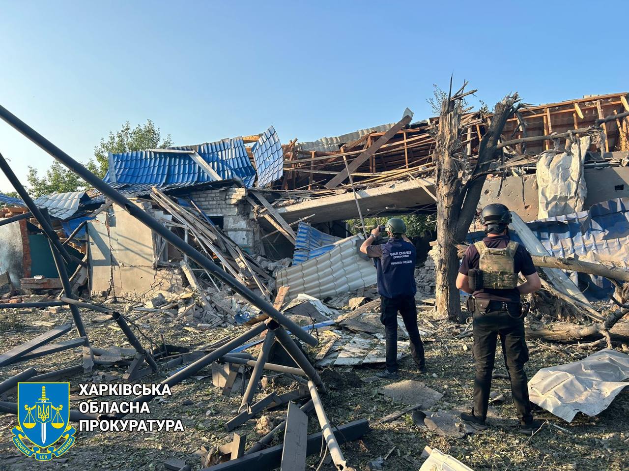 Правоохоронці зафіксували наслідки ворожого авіаційного удару по Боровій на Ізюмщині