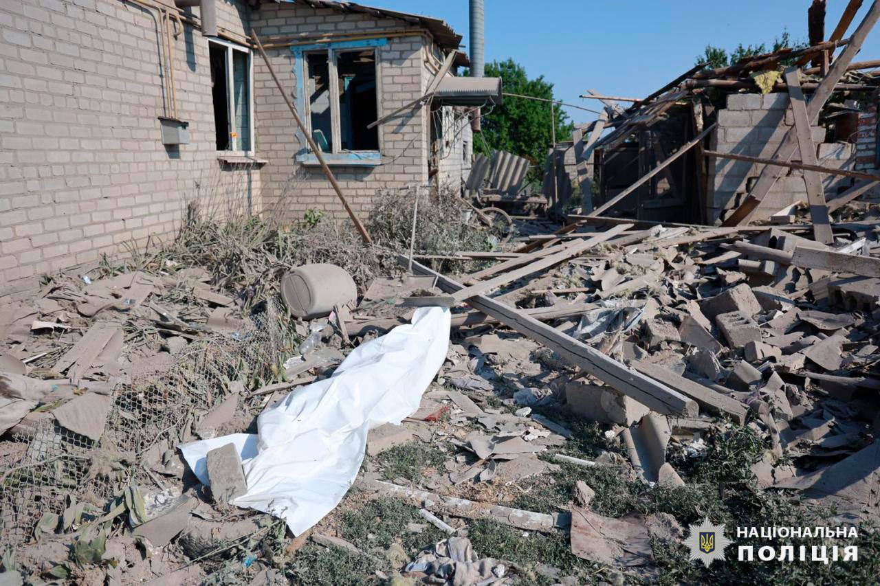 Внаслідок обстрілів з боку росіян по прикордонню Харківщини одна людина загинула, ще троє постраждали: слідчі задокументували воєнні злочини