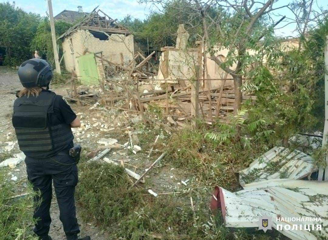 Ворог застосовує проти цивільного населення Харківщини керовані авіабомби, артилерію, дрони, поранено чоловіка: слідчі задокументували наслідки воєнних злочинів