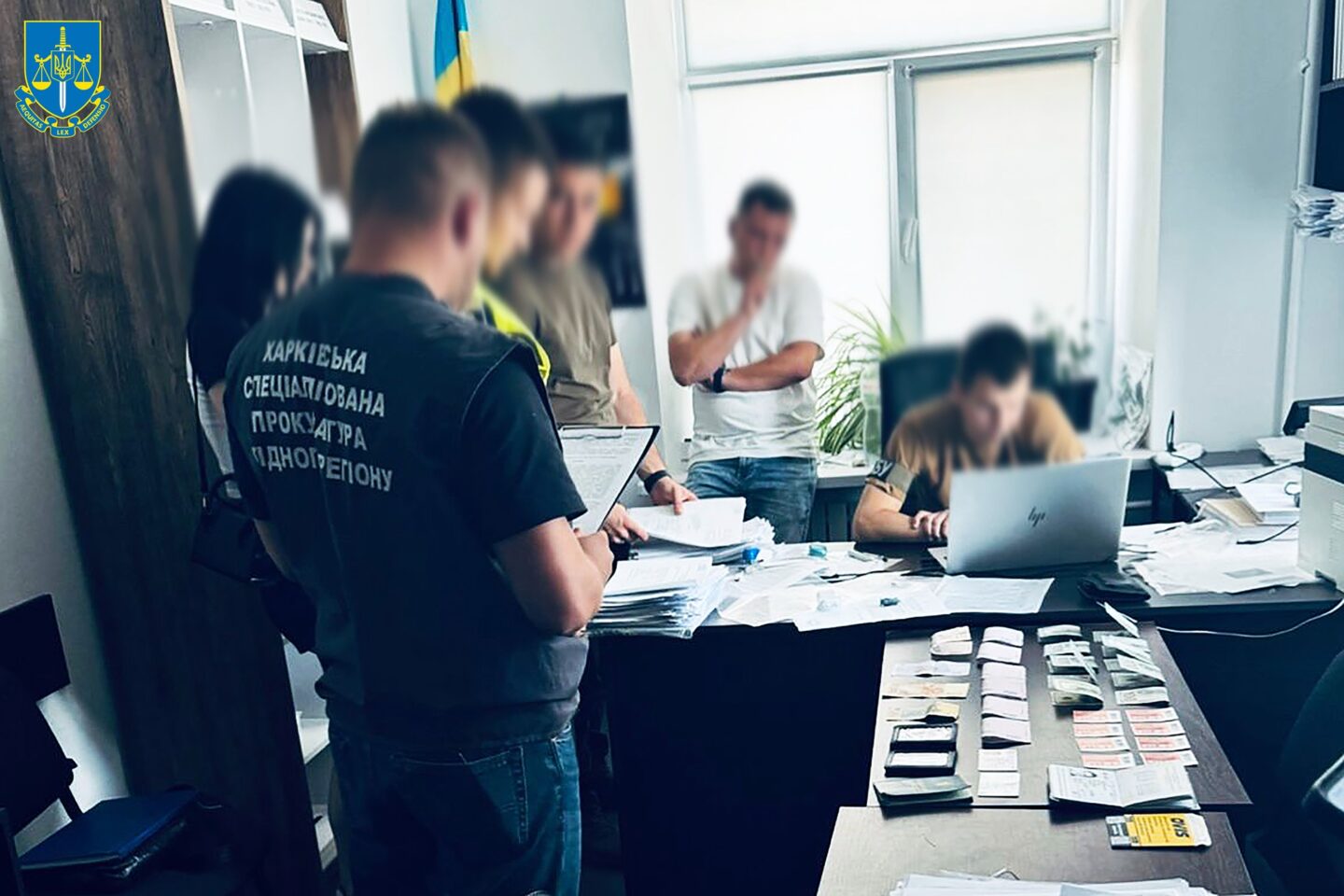 У Харкові працівник РТЦК та СП за 1500 доларів та знижку в барі обіцяв не мобілізовувати працівників й відвідувачів закладу