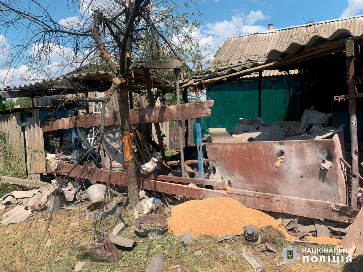 Росіяни продовжують обстріли мирного населення: слідчі Харківщини задокументували наслідки воєнних злочинів