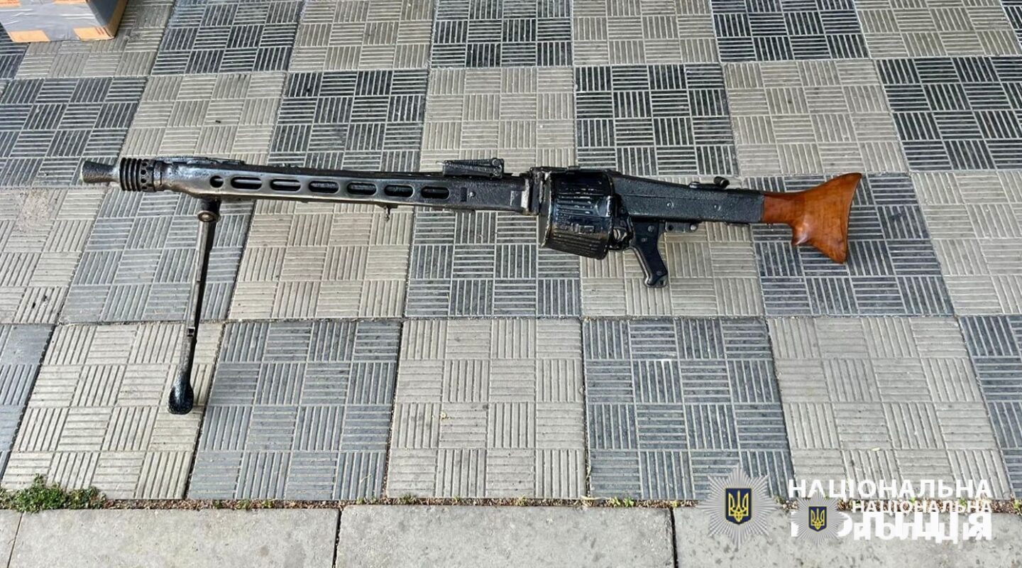 В Ізюмському районі Харківщини правоохоронці викрили чоловіка у незаконному збуті зброї (відео)