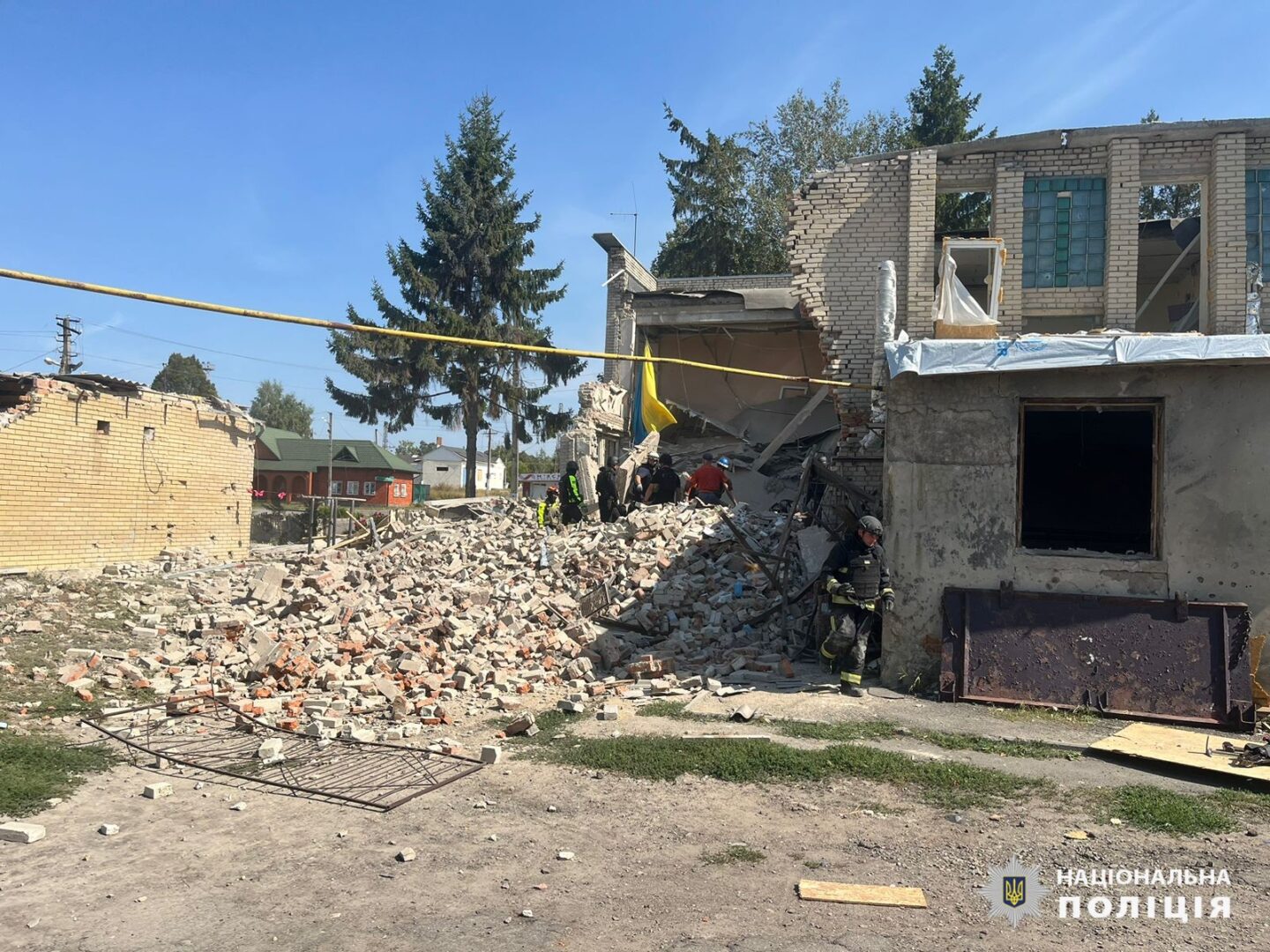 Росіяни з артилерії обстріляли селище Козача Лопань, під завали перебувають люди: поліція працює на місці події