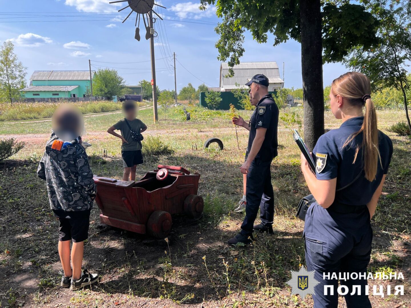 Поліцейські притягнули до адміністративної відповідальності батьків дитини, яка пошкодила дитячий майданчик в місті Чугуєві