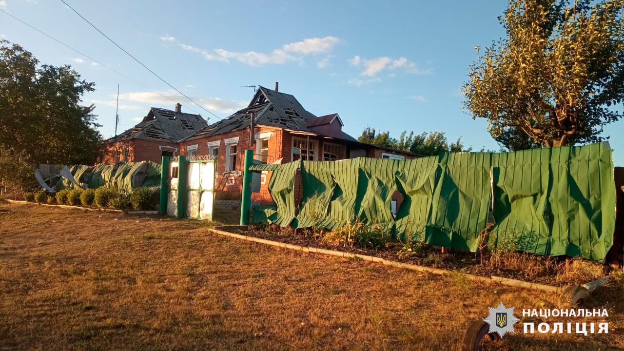 Внаслідок ворожих ударів постраждали семеро людей, серед яких чотири дитини: на Харківщині слідчі задокументували наслідки воєнних злочинів