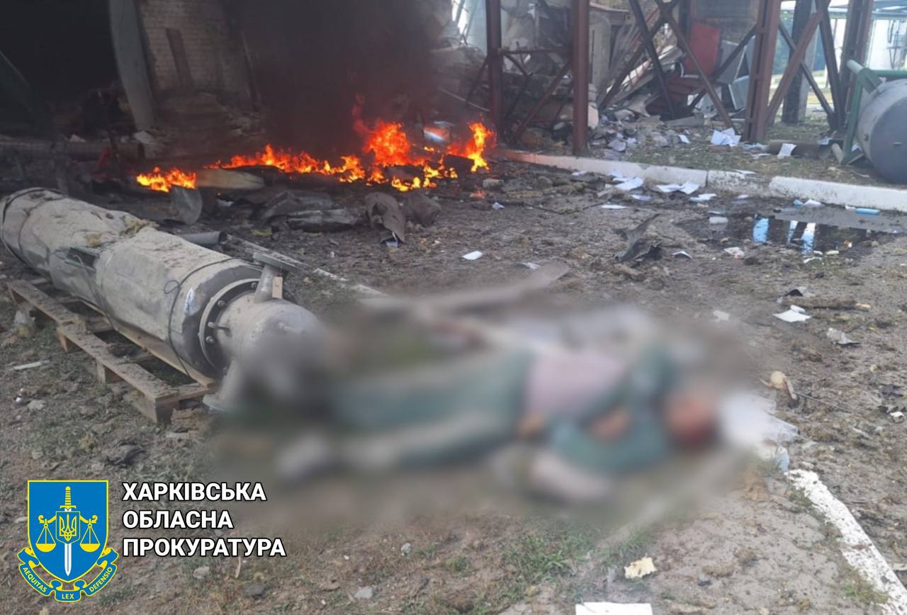 Ворог вдарив з авіації по селищу на Купʼянщині: двоє людей загинули, ще пʼять поранені