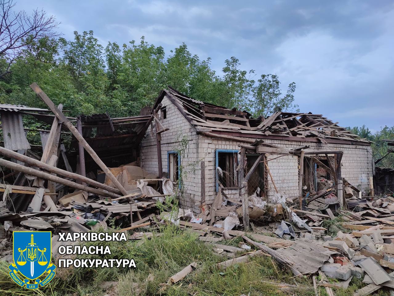 Прокурори зафіксували наслідки ворожих обстрілів Харківщини, внаслідок яких загинуло подружжя та ще двоє людей отримали поранення