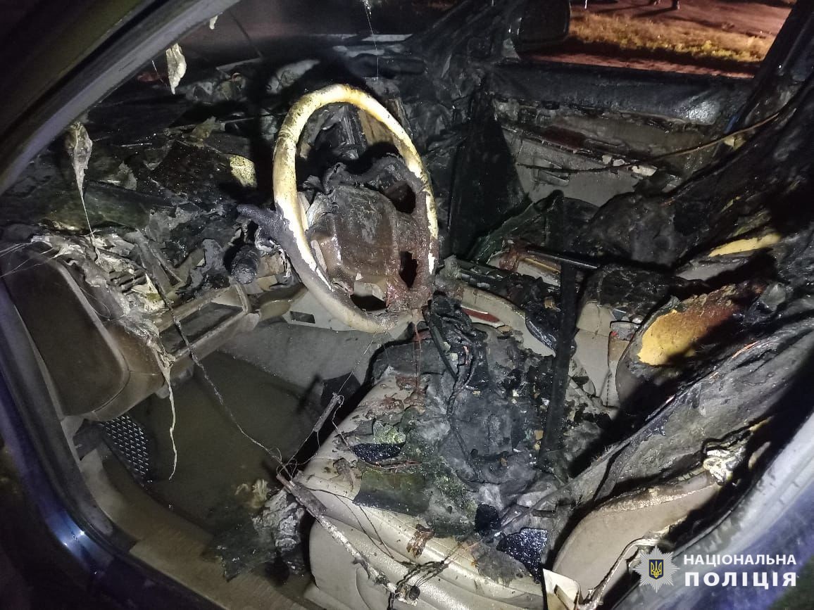 Підпалили автівку військовослужбовця у Харкові: двох зловмисників затримали одразу після скоєння злочину (відео)