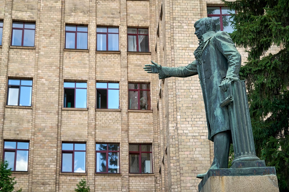 У ХНУ імені Каразіна завершено встановлення 550 нових енергоефективних вікон (фото)