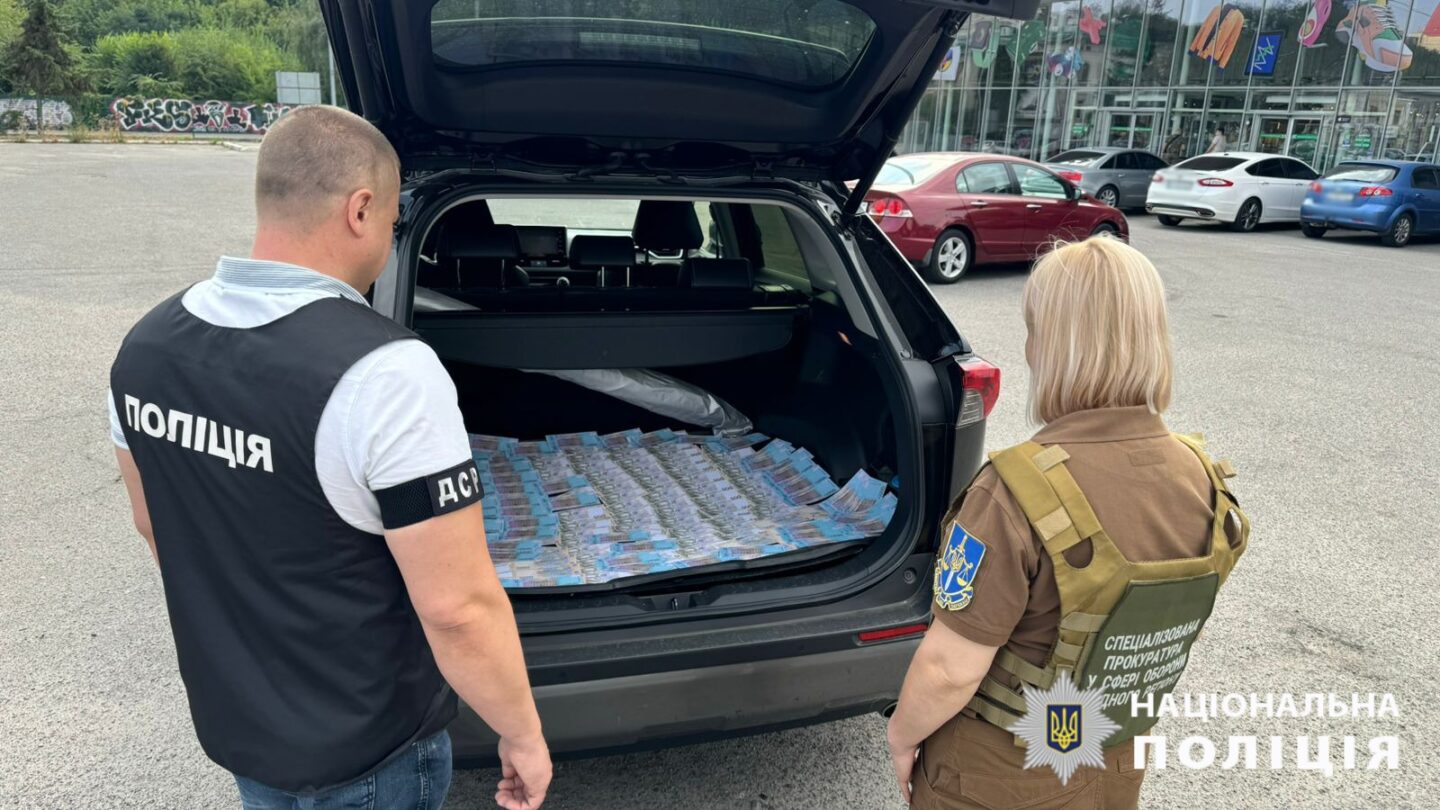 Обіцяв посприяти виключенню з обліку військовозобов’язаних: у Харкові затримали чоловіка