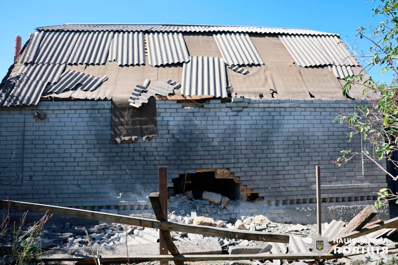 Через російський обстріл на Харківщині постраждала літня жінка: поліція задокументувала наслідки ворожого удару