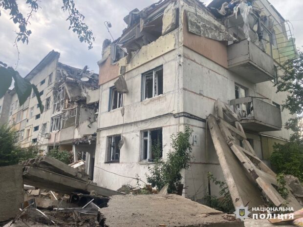 Минулої доби росіяни обстрілювали мешканців прикордоння Харківщини з різних видів озброєння: слідчі задокументували наслідки воєнних злочинів росіян