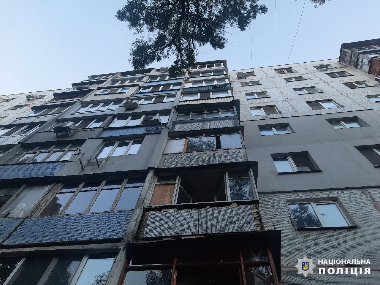 У Харкові жінка випала з вікна багатоповерхівки: поліція відкрила кримінальне провадження