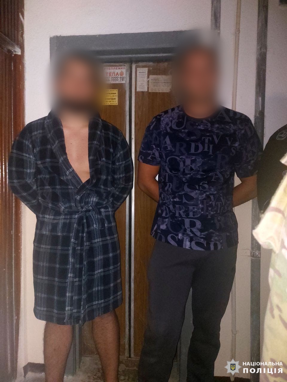 Зірвали золоту прикрасу з жінки: поліцейські Харкова затримали двох чоловіків за грабіж