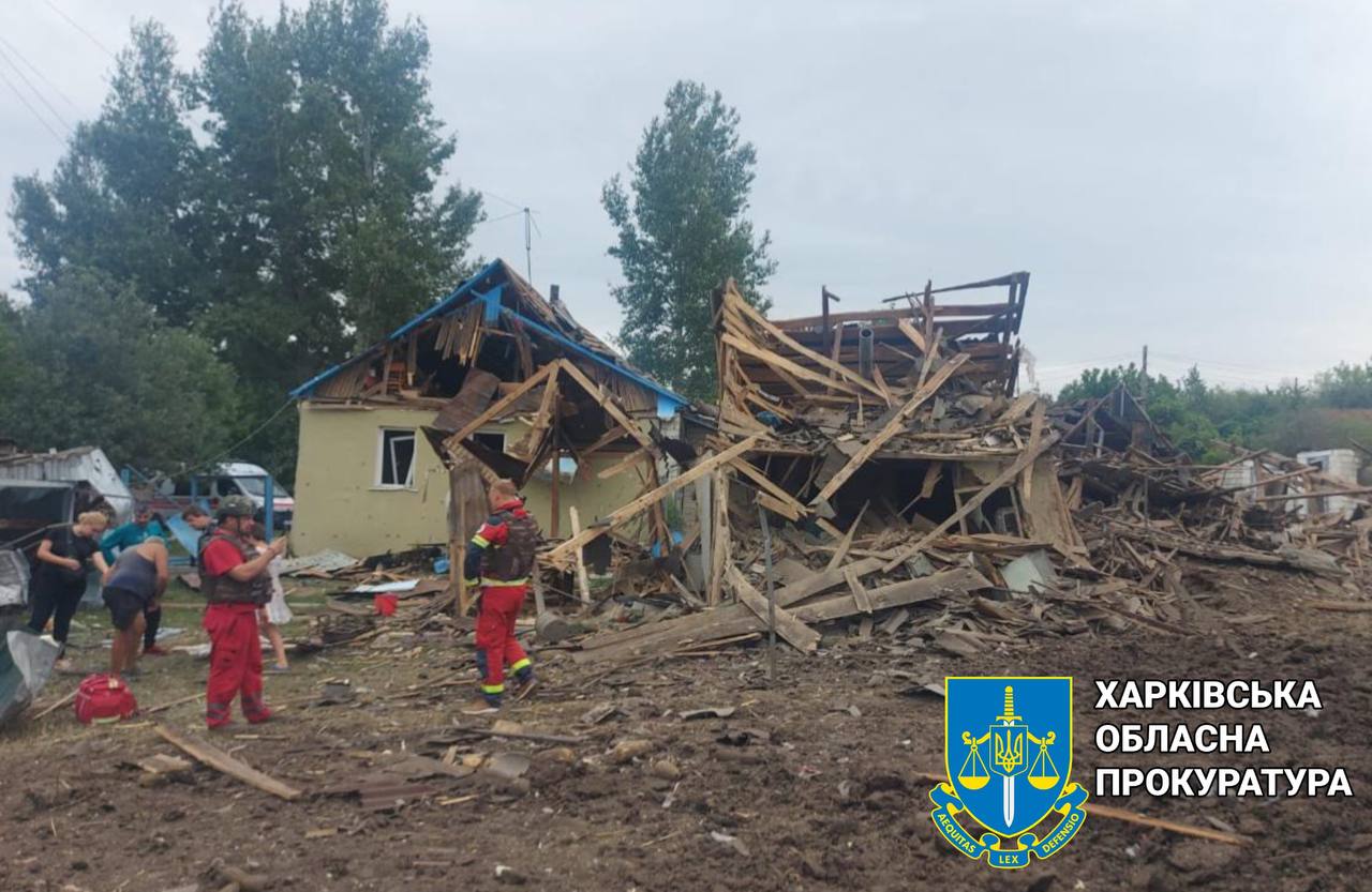 Одна людина загинула, ще двоє зазнали поранень внаслідок ворожої авіаатаки по селу на Богодухівщині