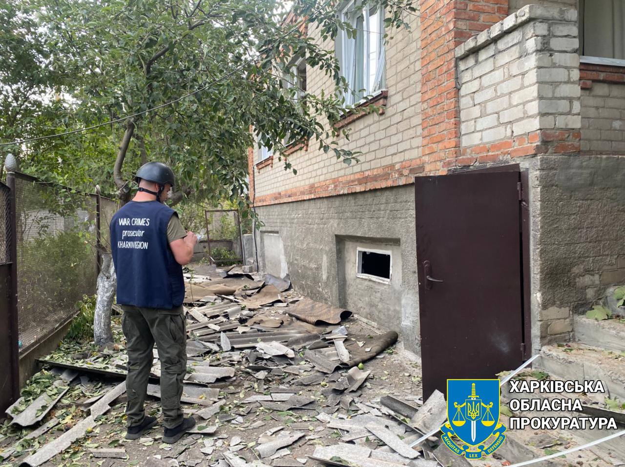 Сім людей, серед яких 10-річна дитина, постраждали внаслідок авіаатак по Харкову та передмістю