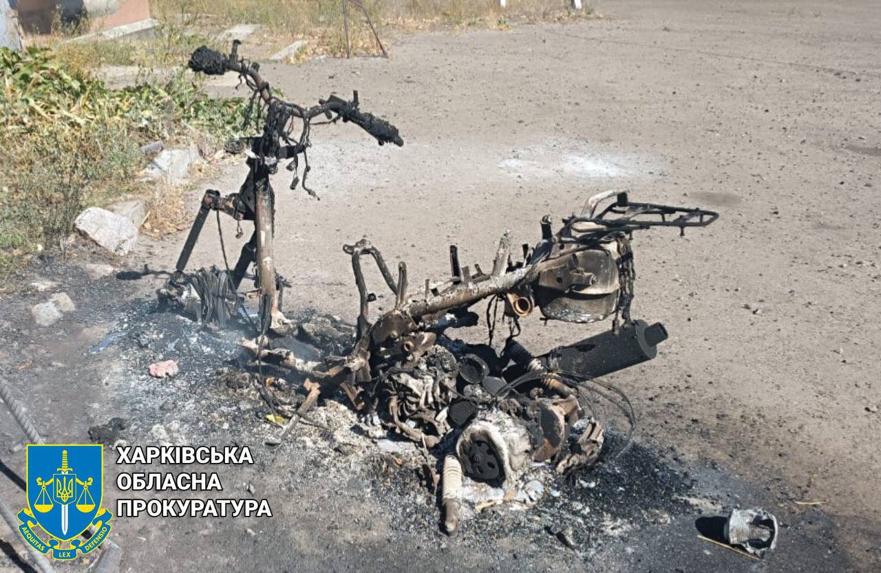 Одна людина загинула, ще двоє поранені внаслідок ворожої атаки по селу на Ізюмщині