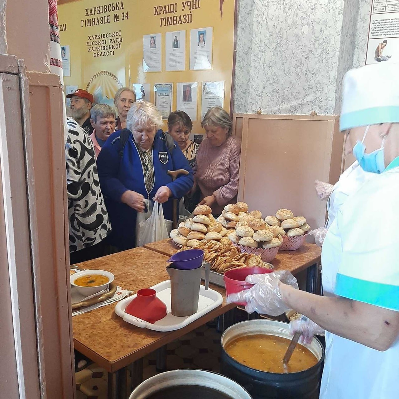 В Основ’янському районі продовжують працювати три пункти видачі гарячого харчування