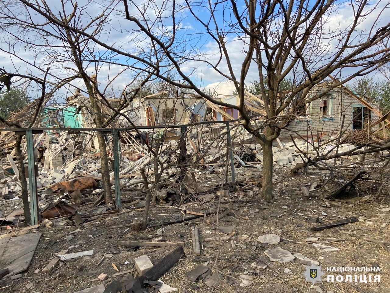 Минулої доби через ворожі обстріли п’ятеро цивільних та четверо рятувальників дістали поранення: слідчі Харківщини задокументували наслідки воєнних злочинів
