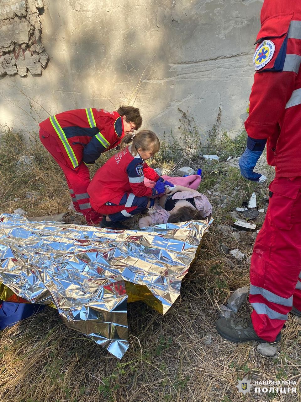 На Харківщині дитина впала з третього поверху недобудови: дівчинку госпіталізували з тяжкими травмами