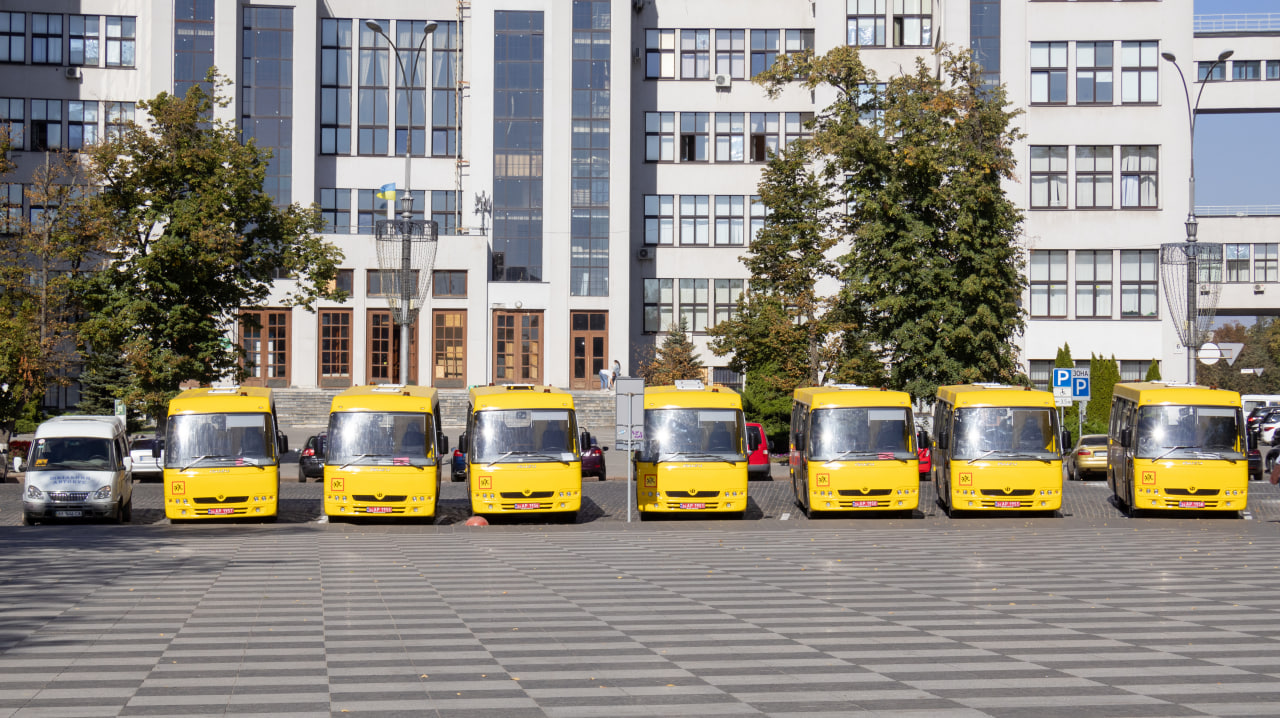 Для п’яти освітніх закладів Харківщини передали ще дев’ять інклюзивних шкільних автобусів (відео)