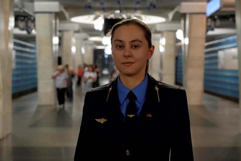 У метро Харкова вперше за всю історію підземки почала працювати машиністка (відео)