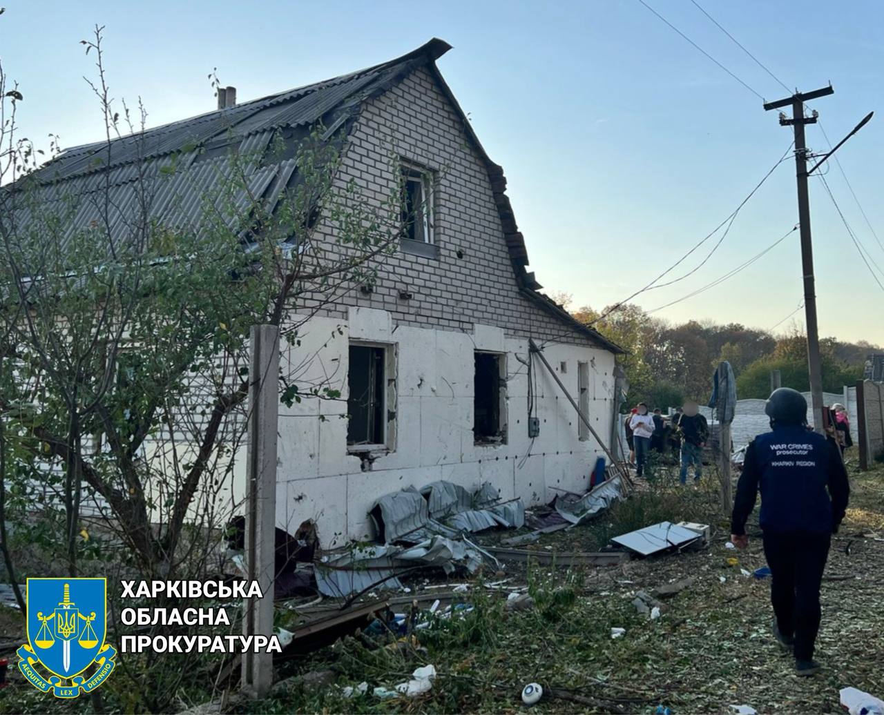 Внаслідок ворожого удару КАБом по селу Черкаська Лозова постраждала родина: прокурори зафіксували наслідки авіаатаки