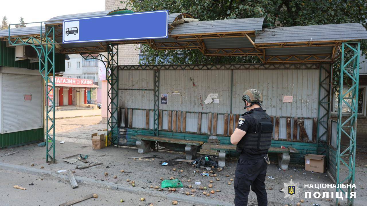 Росіяни вдарили дроном по зупинці громадського транспорту у Купʼянську — поранені двоє людей
