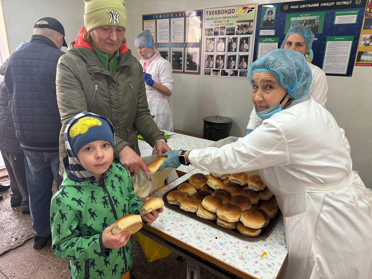 В Індустріальному районі продовжують працювати пункти видачі гарячого харчування