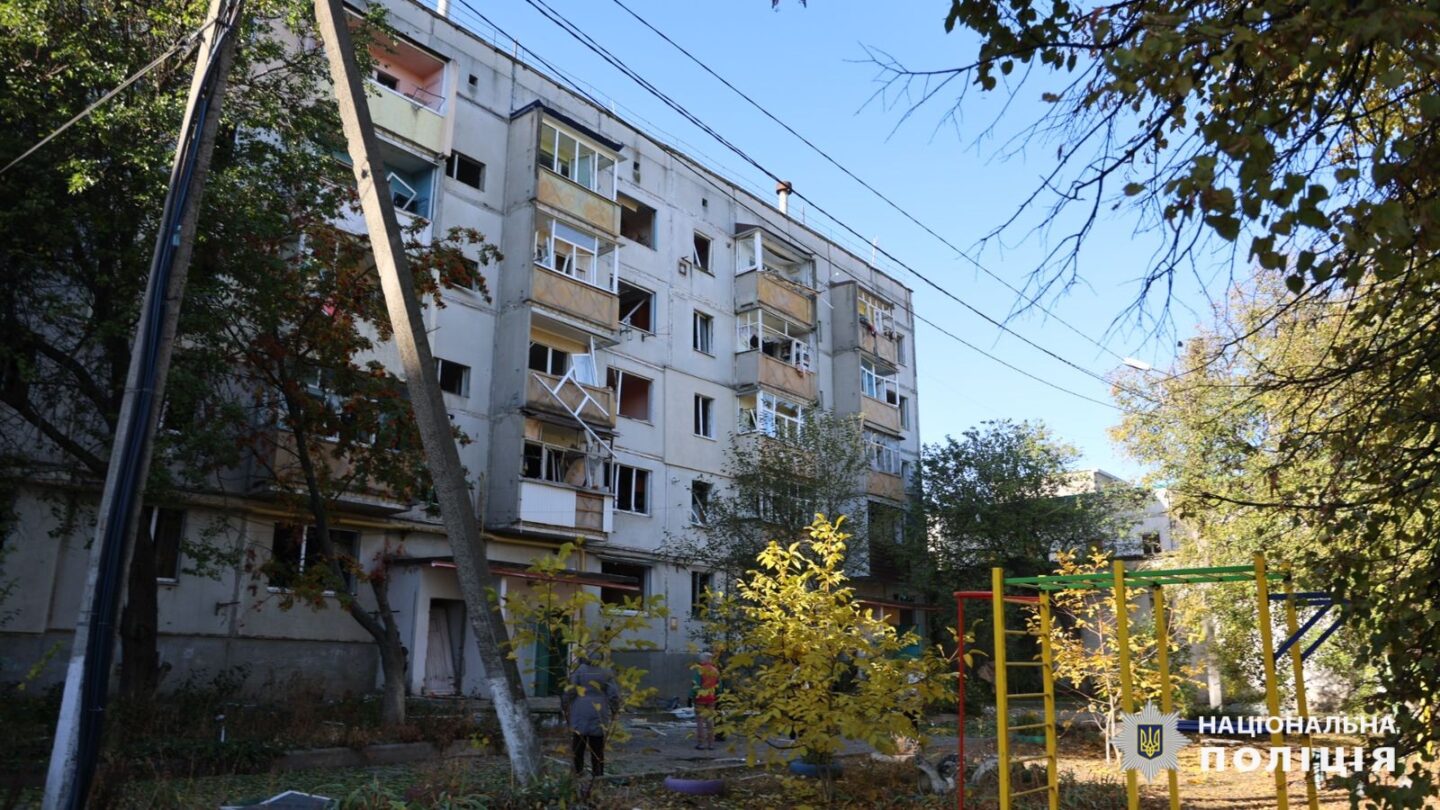 Одна жінка загинула, десятеро людей дістали поранення через російські обстріли: поліцейські Харківщини задокументували наслідки злочинів росіян за добу