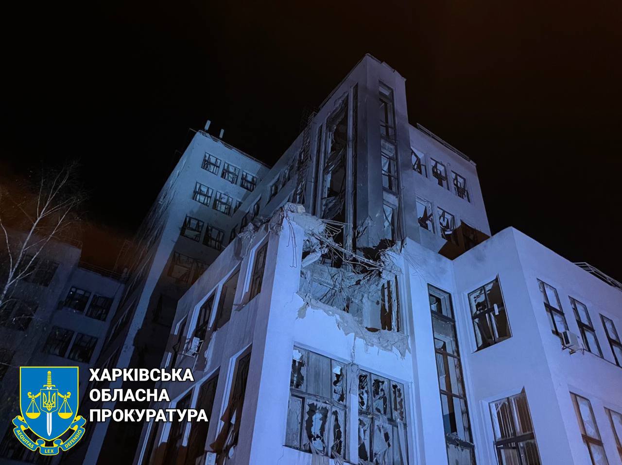 Росіяни вдарили по будівлі Держпрому в Харкові: постраждали девʼять людей, серед яких поліцейський (відео)