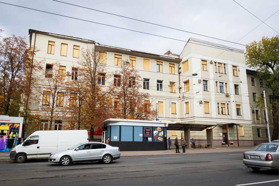 Фонд Баффета допомагає відновлювати пошкоджені обстрілами вікна у Харківській обласній лікарні