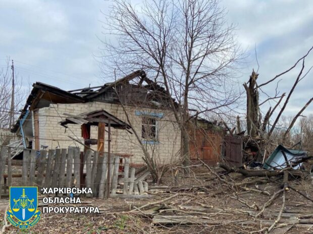 Ворог вдарив з авіації по селу на Купʼянщині: постраждали троє людей