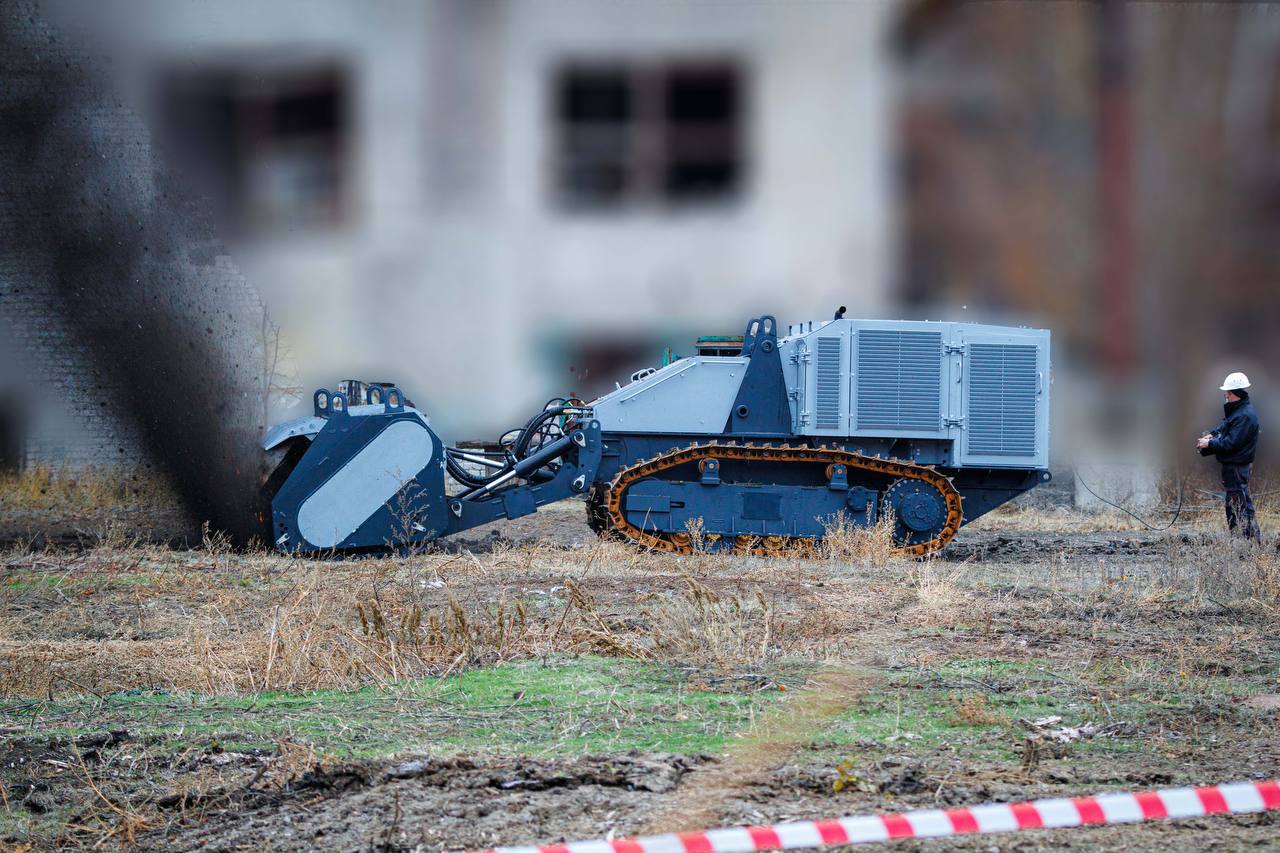 На Харківщині презентували нову машину для ефективнішого розмінування