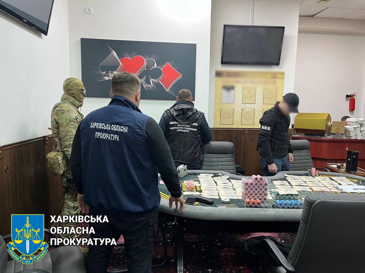 Підпільний покер-клуб у Харкові та зали з ігровими автоматами в Запоріжжі: правоохоронці викрили та припинили діяльність шести незаконних гральних закладів