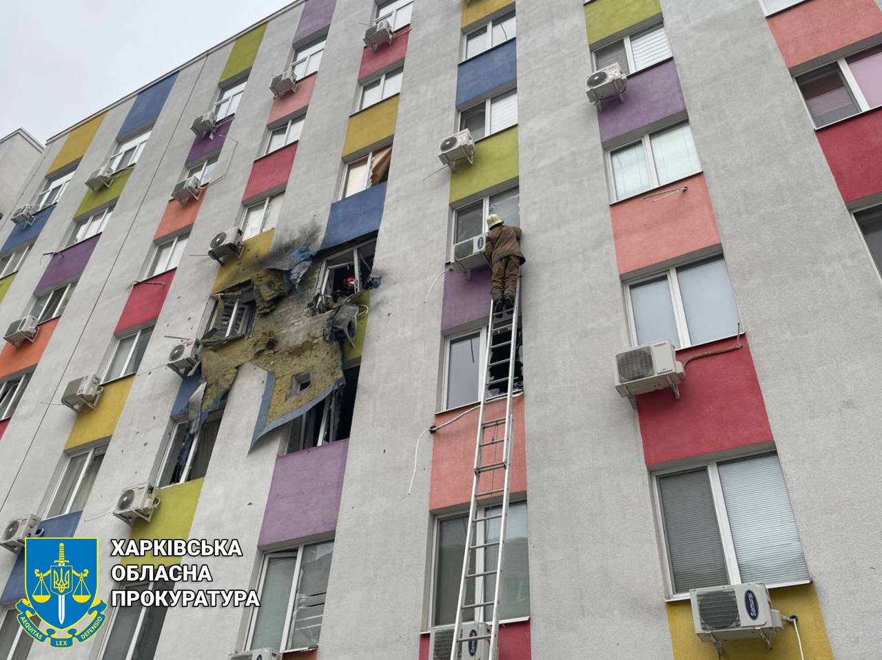 Ворожий дрон поцілив у будинок у Харкові: постраждали чотири мирних мешканці