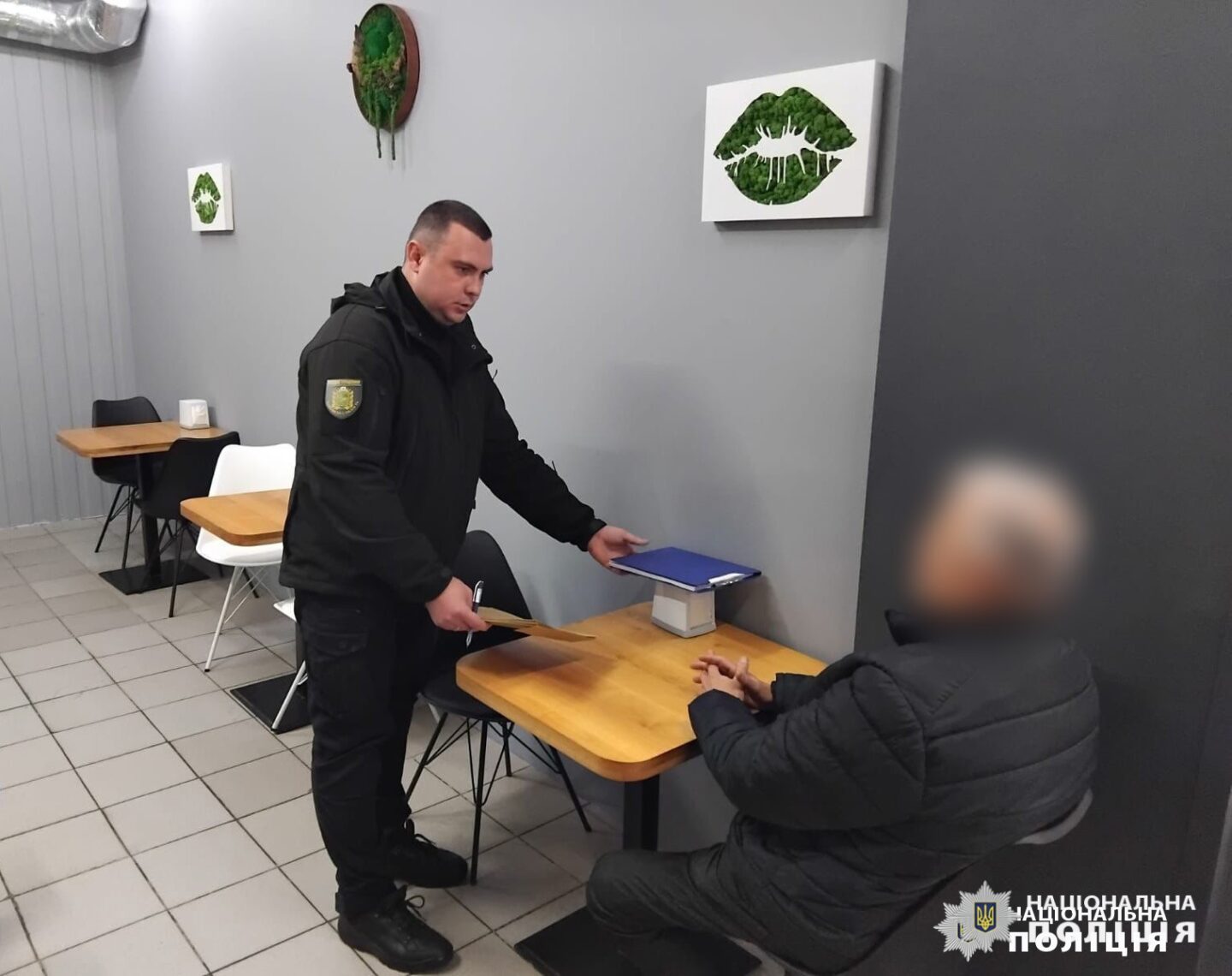 15 000 доларів США за оформлення другої групи інвалідності: у Харкові затримано ділка