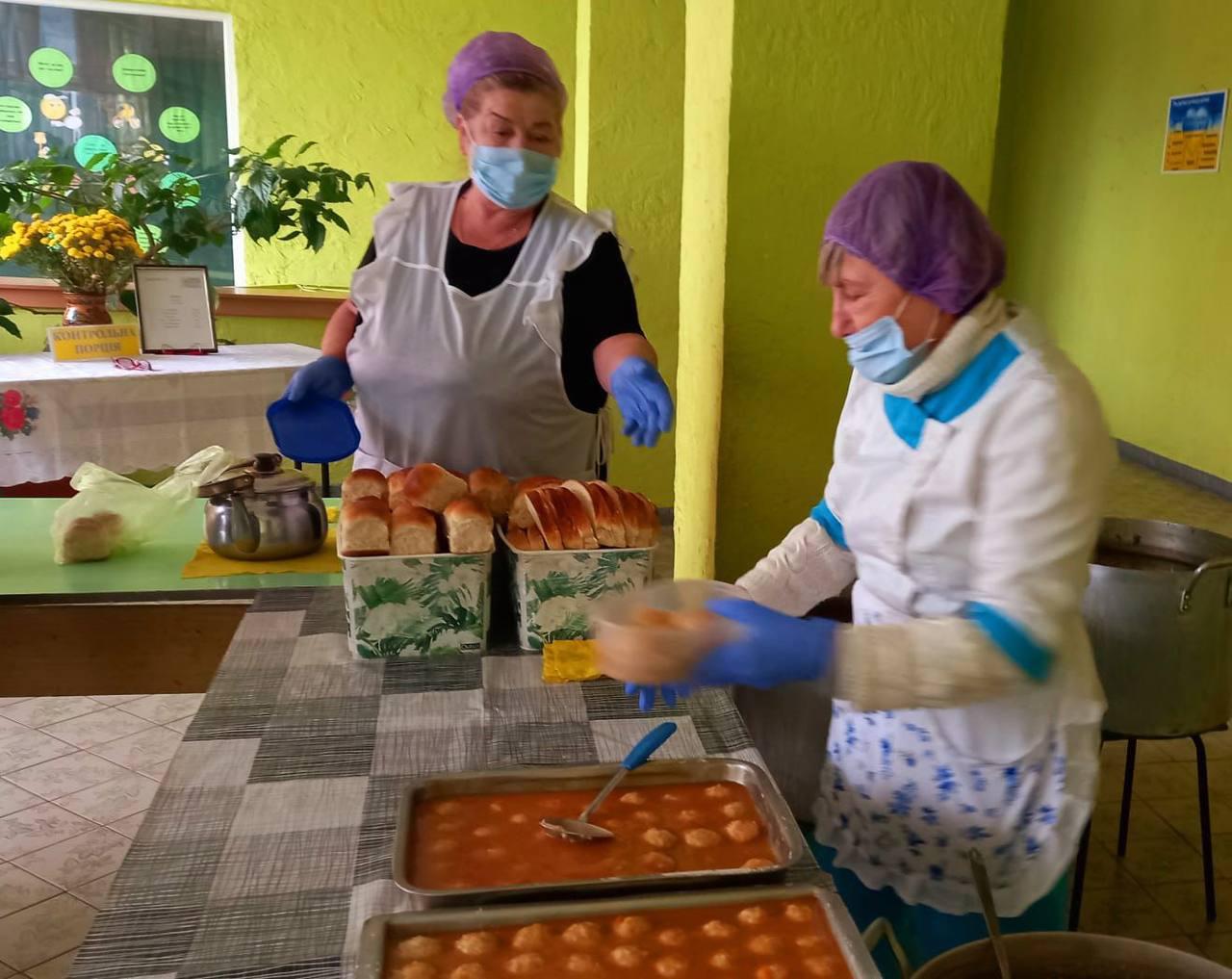 У Холодногірському районі продовжують працювати пункти видачі гарячого харчування