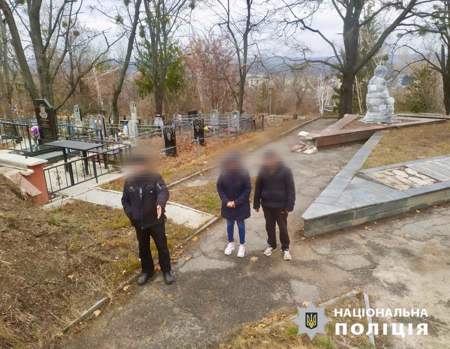 В місті Ізюм чоловік викрав алюмінієві плити з прізвищами загиблих в роки Другої світової війни: йому повідомили про підозру