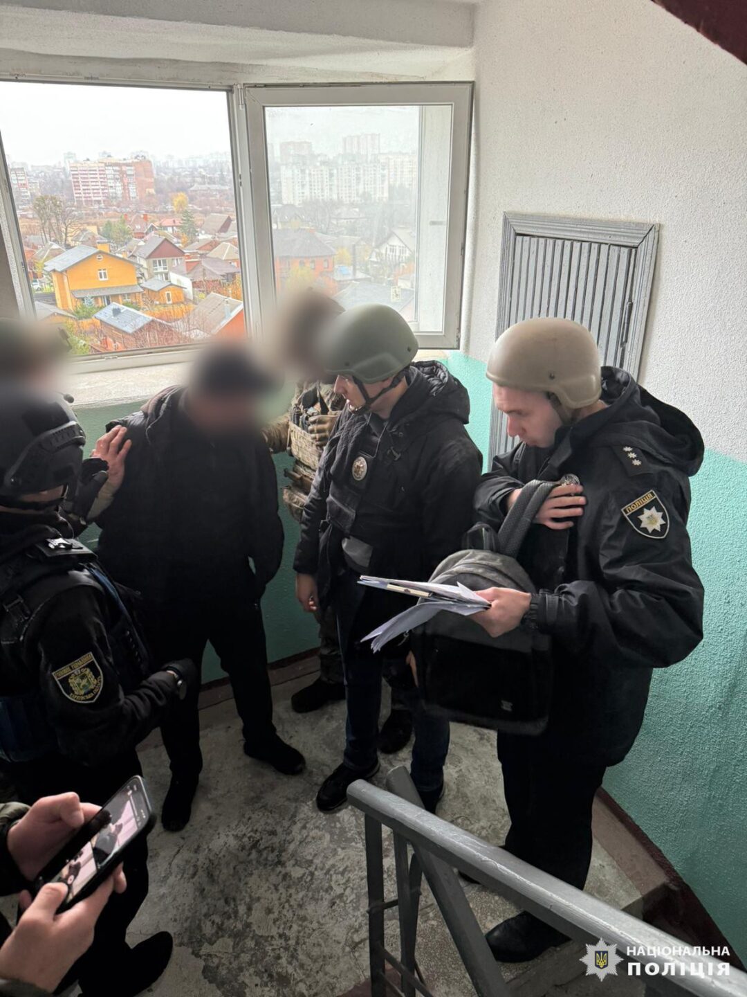 У Харкові затримали чоловіка, який погрожував зброєю працівникам поліції