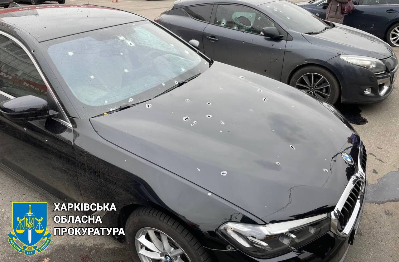 Ворожий дрон влучив біля торговельного центру у Харкові: правоохоронці зафіксували наслідки