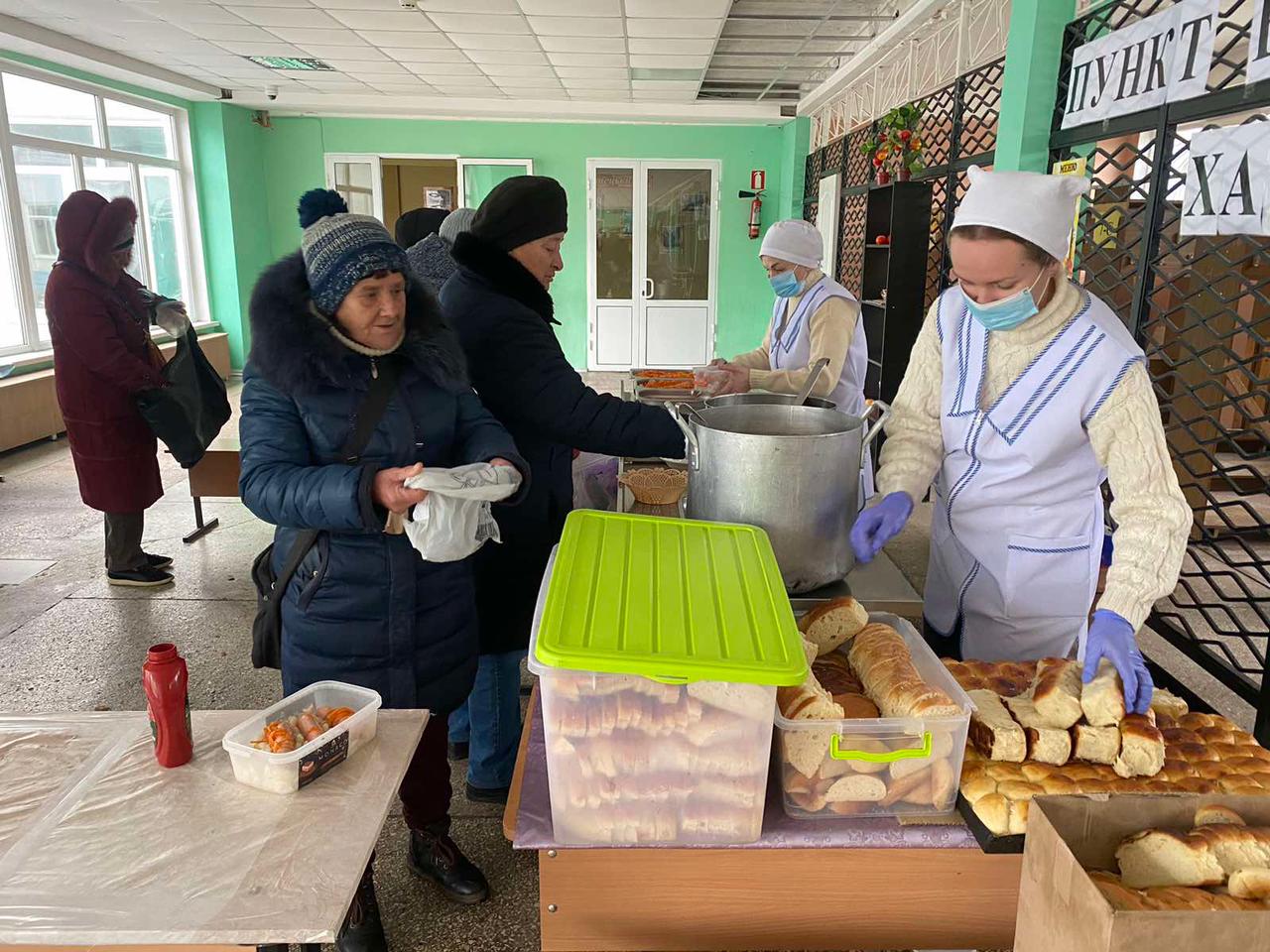 В Основ’янському районі продовжують працювати три пункти видачі гарячого харчування